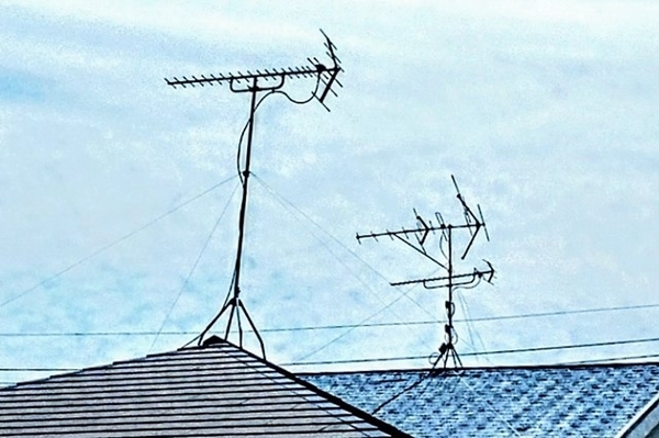 屋根の上に設置している八木式アンテナの写真