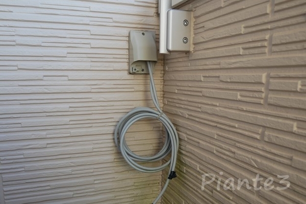 バルコニーに設置されているアンテナ入線カバー