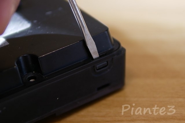 VL-V565のカバーのつめを外している写真