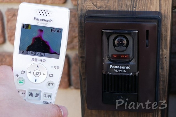 VL-V565の画像をワイヤレス子機のモニターで確認している写真