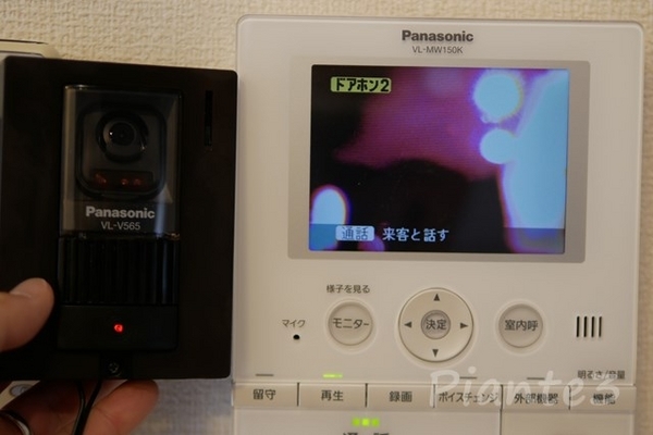親機に直接玄関子機をつないでカメラのピントを確認している写真