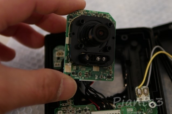 VL-V565のカメラのピント調整している写真