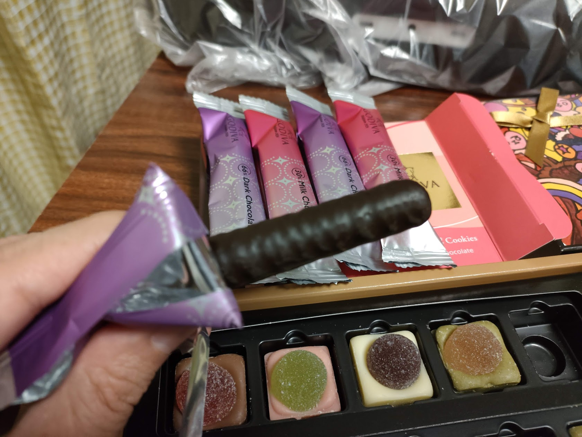 訳あり お高いチョコレートが安くなっていました 時間的にお惣菜も W とある休日の夜 Pontasanの日記
