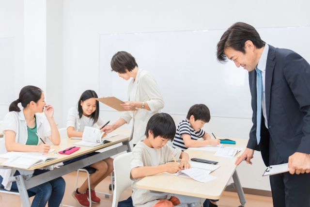 集団で学ぶ日本の学生、正解を求める文化