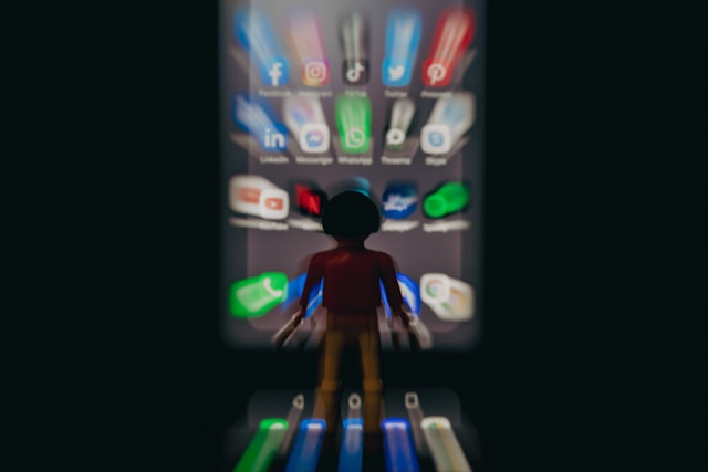 スマホ 依存 若者 保身 写真