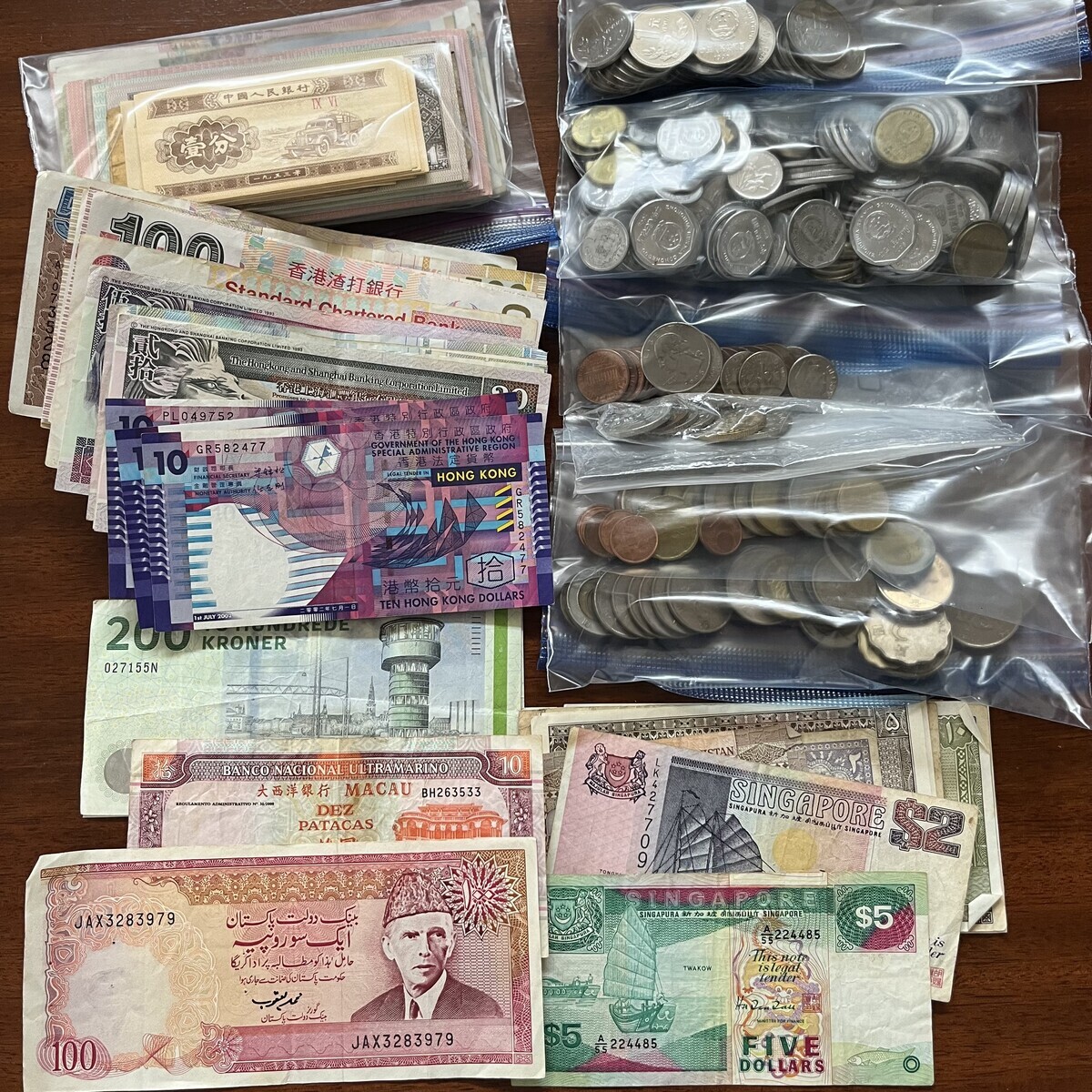 シンガポール紙幣200ドルになります、