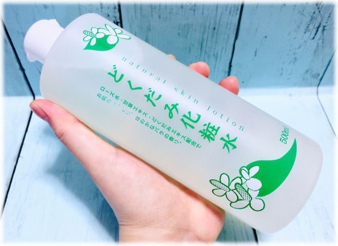 どくだみ化粧水を手に持っている