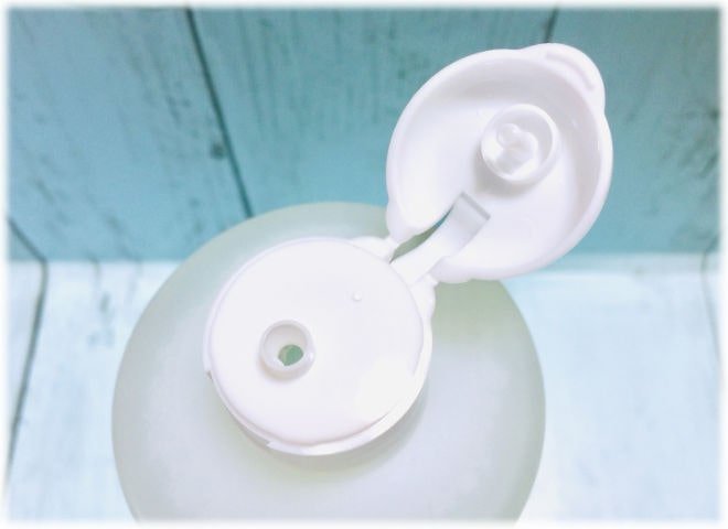 どくだみ化粧水の蓋を開ける