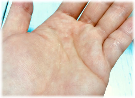 どくだみ化粧水を掌に500円玉大出している