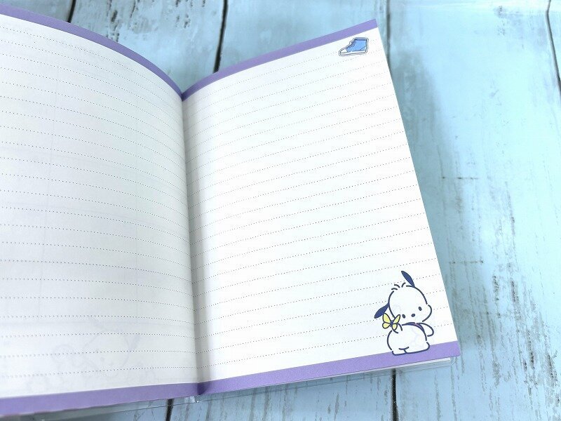 セリア サンリオのポチャッコの2025年 A6 手帳をめくり、メモページ1種類目を開いている