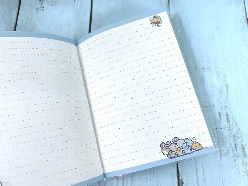セリア サンリオのポチャッコの2025年 A6 手帳をめくり、メモページ2種類目を開いている