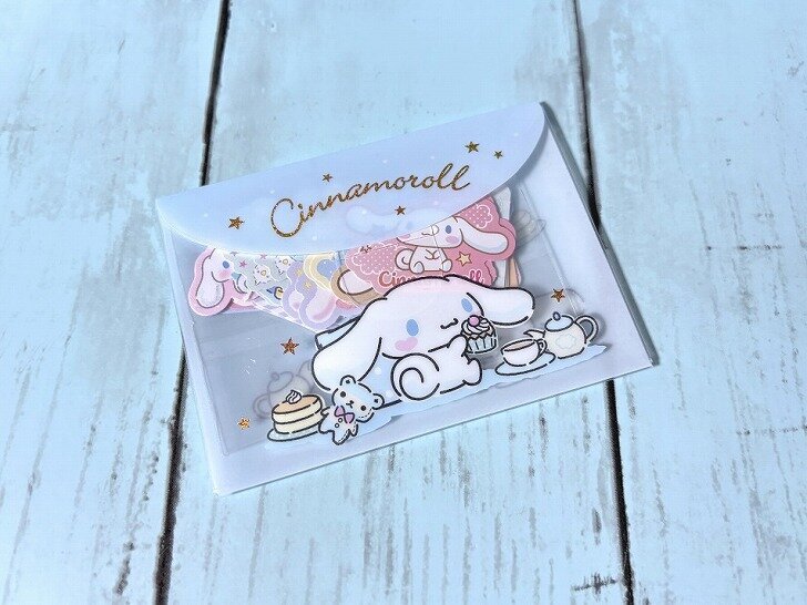斜めに置かれたサンリオ、シナモロールのシール＆ケースセット&times;1