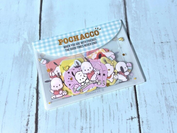 斜めに置かれたサンリオ、ポチャッコのシール＆ケースセット&times;1
