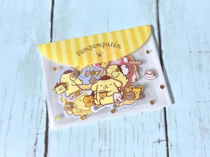 斜めに置かれたサンリオ、ポムポムプリンのシール＆ケースセット&times;1
