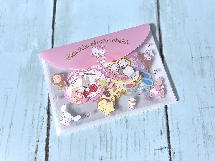 斜めに置かれたサンリオキャラクターズの シール＆ケースセット&times;1