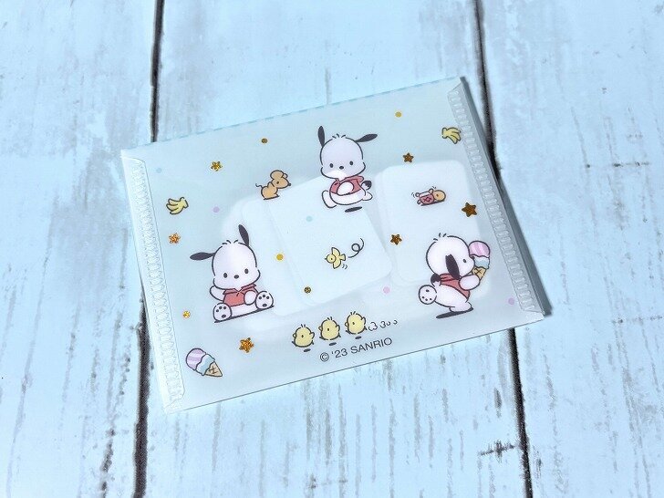 斜めに置かれた、ポチャッコ シール＆ケースセットの裏側