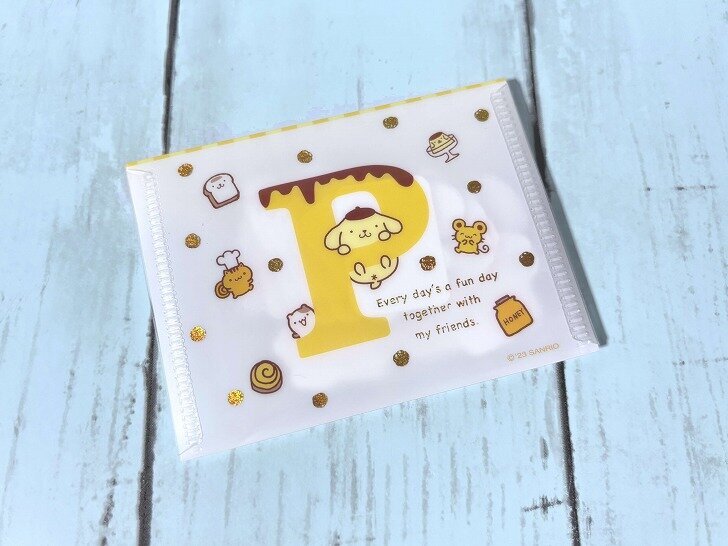 斜めに置かれた、ポムポムプリン シール＆ケースセットの裏側