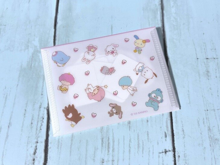 斜めに置かれた、サンリオキャラクターズ シール＆ケースセットの裏側