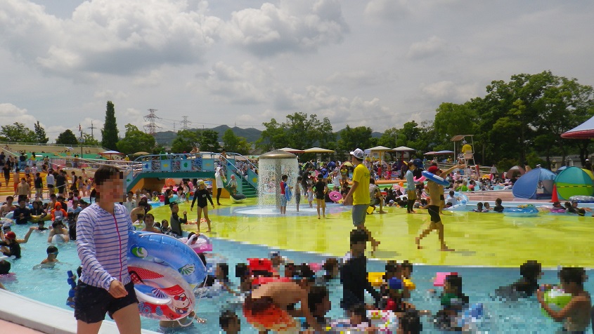 プールに行く 王仁公園プール プールピア閉鎖難民 17年一番目のプールです らくたろうがいく グルメ 週末放浪記