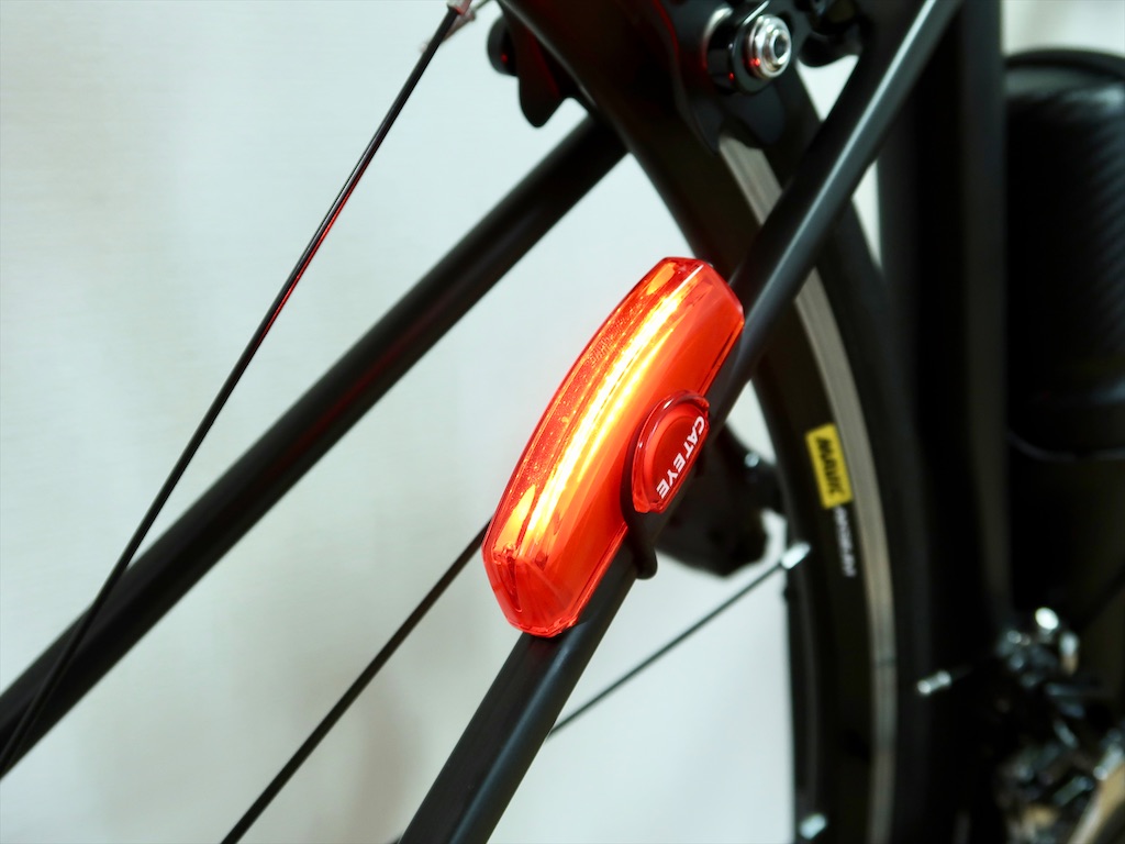 CatEye Rapid X Notebook: Luce Posteriore Per Bicicletta In Gomma Con Riflettori. Compatta, Resistente E Sicura Per Le Tue Uscite In Notturna.