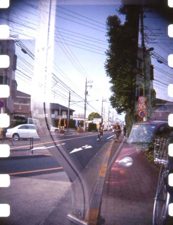 一昨日出したトイカメラ Blackbird Fly で撮ったリバーサルの現像引き取ってきた 架空自転車旅行社 ひとつな