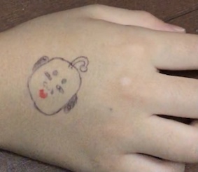 寝ている間に右手の甲に描かれたハタ皇子もどき