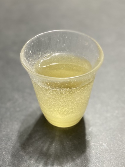 ガラスのコップにさんぴん茶を入れてみた