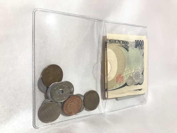 透明の二つ折りカードケースは財布代わりになる 見た目が気にならなければおすすめ 薄い財布 ラクスキー 透明の二つ折りカードケースは財布代わりになる 見た目が気にならなければおすすめ 薄い財布 ラクスキー