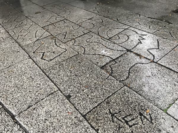 原美術館の入り口の石のKEN作品