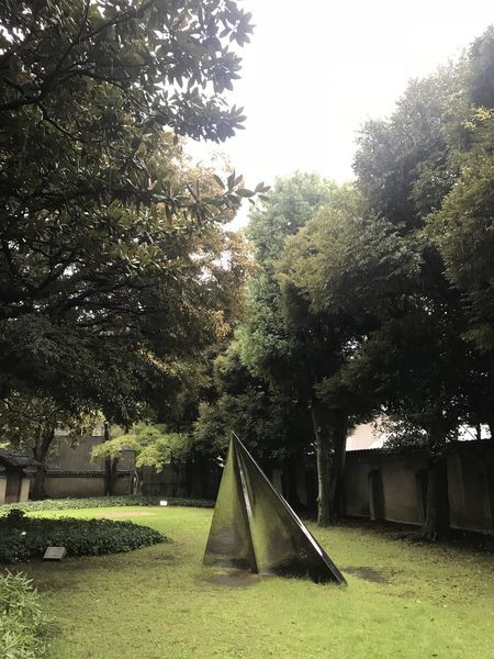 原美術館の入り口の庭にある常設展示作品
