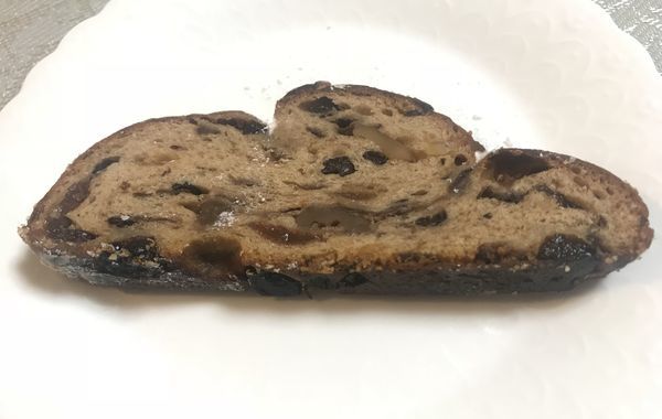 東京會舘のシュトーレンを中心から薄くスライス