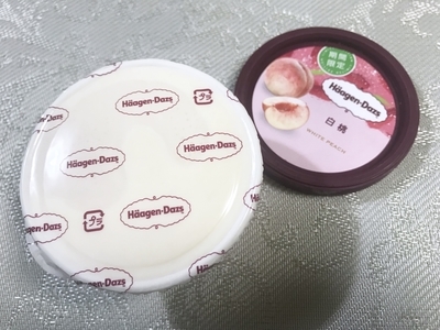 新作ハーゲンダッツ期間限定の白桃のフタを開けた写真