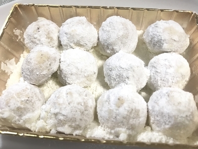 西光亭のスノーボールのようなくるみのクッキー