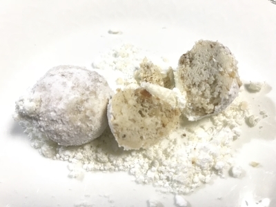 西光亭のスノーボールのようなくるみのクッキー