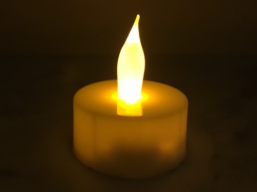 100円ダイソーのLEDキャンドル点灯画像