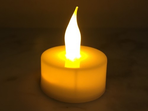 100円ダイソーのLEDキャンドル点灯画像