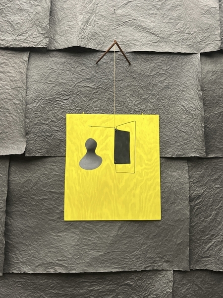 カルダー展 黄色背景のモビール