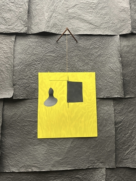 カルダー展 黄色背景のモビール