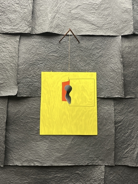 カルダー展 黄色背景のモビール