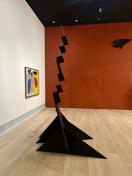 麻布台ヒルズギャラリーのカルダー展のStabiles