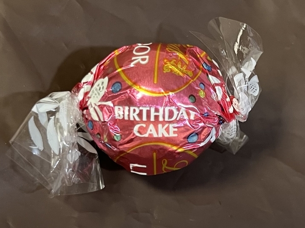 リンツ】バースデーケーキリンドール（甘いホワイトチョコレート