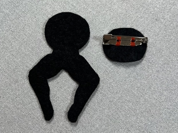 刺繍ワッペンをブローチ化する方法（田名網敬一展グッズ
