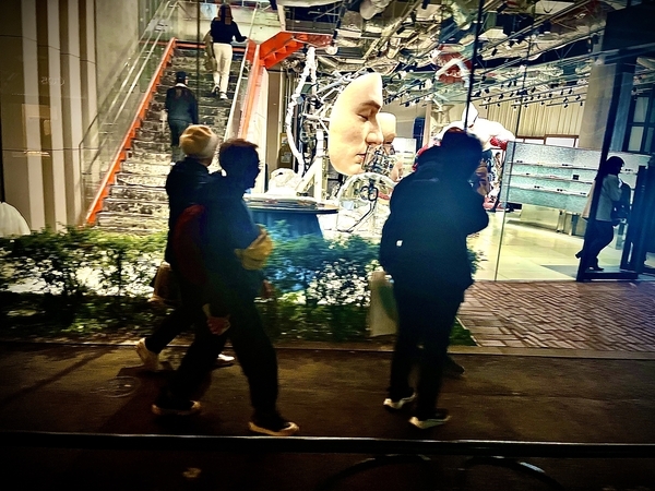 GENTLE MONSTER 東京青山 ジャイアントヘッド・キネティック・オブジェ