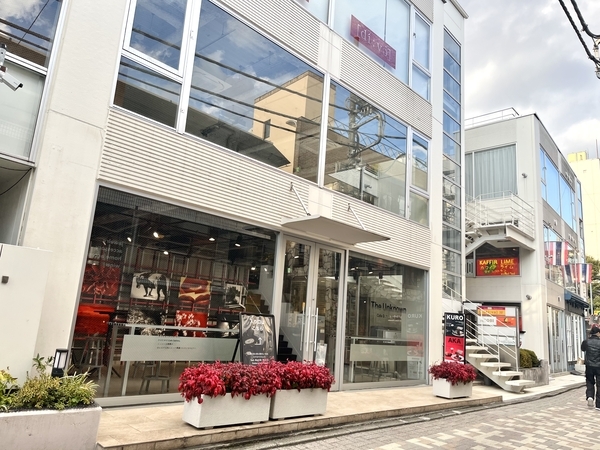 原宿べルピアビル1階 アンノウンカフェギャラリー原宿