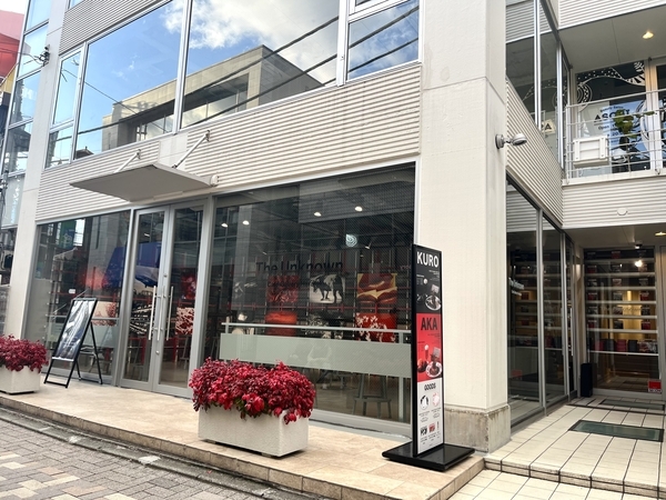 原宿アンノウンカフェギャラリー 建物の外観と入口