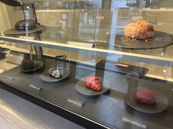 アンノウンカフェギャラリーの黒白赤のクロワッサンメニュー