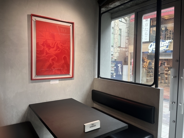 森山大道と蜷川実花のコラボカフェ 原宿アンノウンカフェ ソファ席