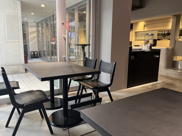 森山大道と蜷川実花のコラボカフェ 原宿アンノウンカフェ テーブル席