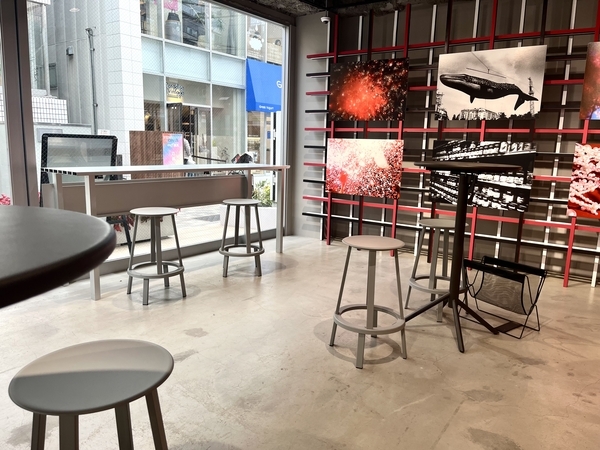 森山大道と蜷川実花のコラボカフェ 原宿アンノウンカフェ カウンター席