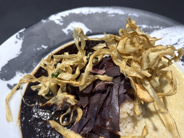 森山大道 三沢の犬のお皿にのった黒と白カレー 原宿アンノウンカフェギャラリー